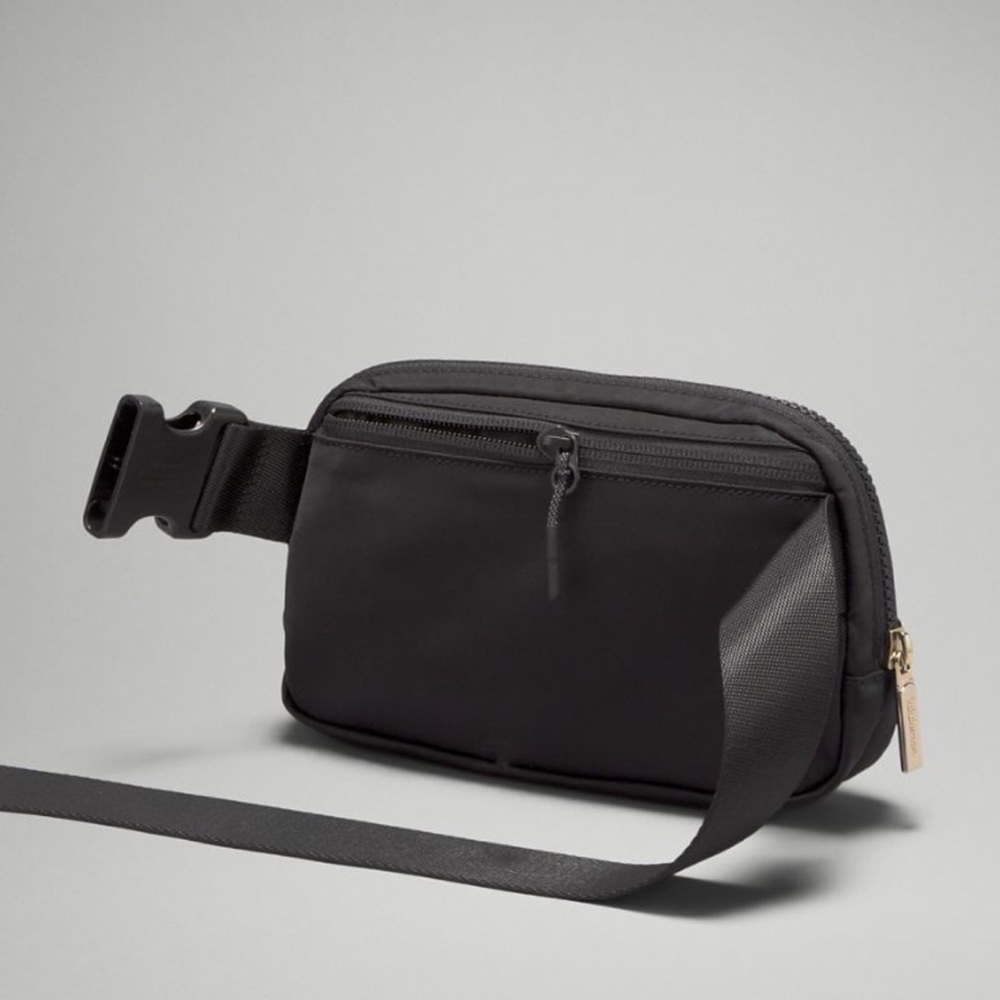 NWT NEW Rare Lululemon Everywhere Belt Bag  Black/Gold w/proof of purchase! - Picture 5 of 11